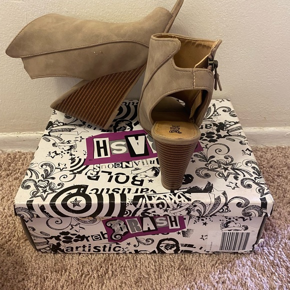 Sling back Wedge open toed sandals faux Suede Tuape size 8. Gently worn - Picture 5 of 7